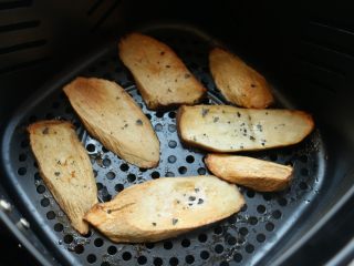 10、黄油杏鲍菇,杏鲍菇烤好了，边缘微黄。