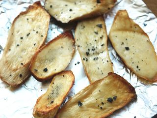 11、黄油杏鲍菇,趁热撒上海盐，看着很鲜嫩多汁，事实上吃起来也是如此。