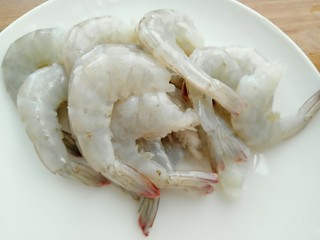 3、鲜虾滑蛋炒碗豆,剪开虾背去除虾线