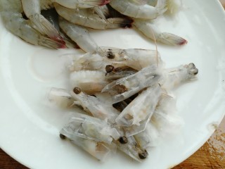 4、鲜虾滑蛋炒碗豆,把虾身和虾头清洗干净