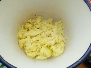 9、鲜虾滑蛋炒碗豆,加入蛋液滑散盛出