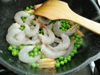 12、鲜虾滑蛋炒碗豆,放入基围虾煸炒