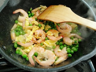 14、鲜虾滑蛋炒碗豆,放入盐，生抽，胡椒粉