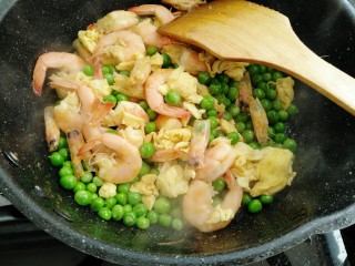 15、鲜虾滑蛋炒碗豆,翻炒均匀