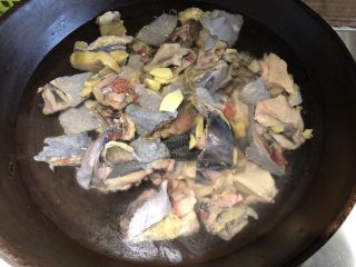 2、冬日滋补汤|姬松茸炖乌鸡,首先，处理鸡肉，需要乌鸡，当然没有的话用一般的土鸡就可以，注意炖鸡需要用母鸡哈～鸡肉砍小，用清水浸泡1小时，中途换水，清洗干净，倒入锅内，锅内倒入清水，倒适量料酒，加两片姜片，开火