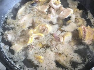 3、冬日滋补汤|姬松茸炖乌鸡,直到水开，鸡肉全部变色，关火