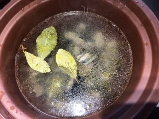 5、冬日滋补汤|姬松茸炖乌鸡,重新烧开一锅清水，倒入紫砂锅内，水量在最低水位和最高水位之间