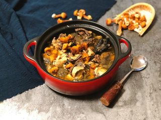 9、冬日滋补汤|姬松茸炖乌鸡,三小时结束，汤里放适量盐和白胡椒粉调味