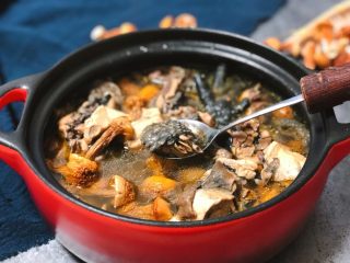 10、冬日滋补汤|姬松茸炖乌鸡,热腾腾～香喷喷