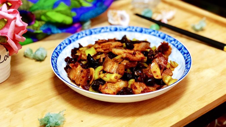 嫩绿纷红不自愁尖椒木耳回锅肉