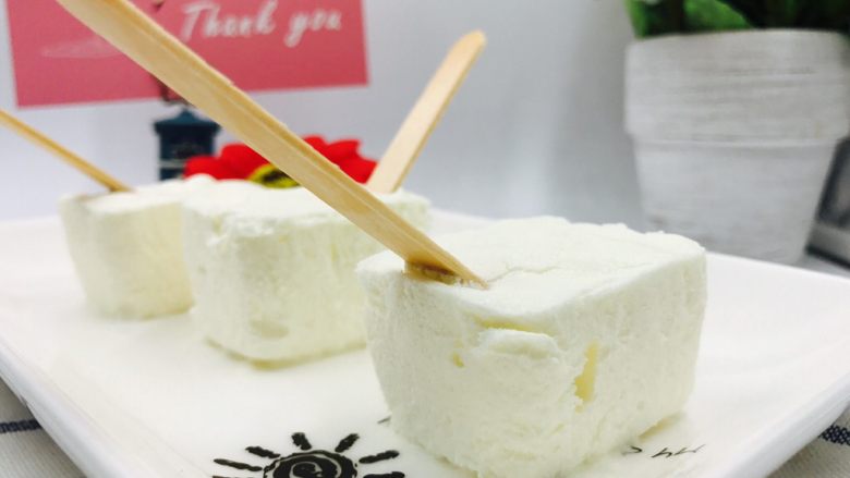 牛奶之恋云朵香草冰淇淋冷饮