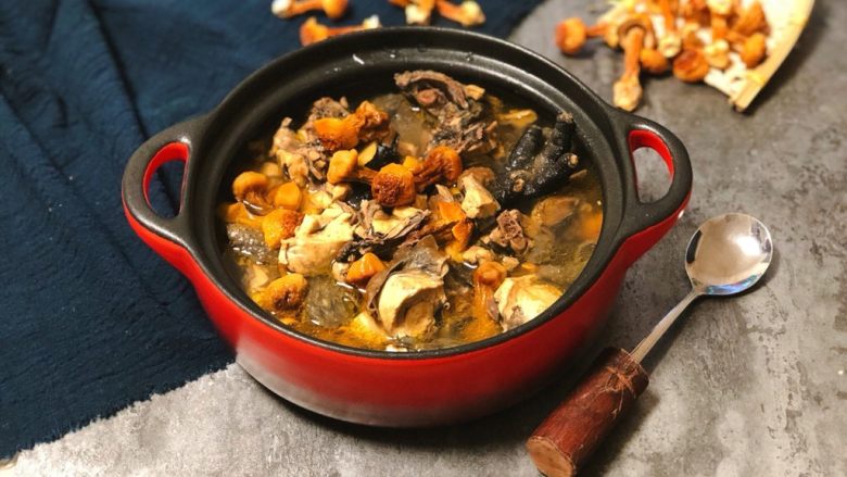 冬日滋补汤姬松茸炖乌鸡