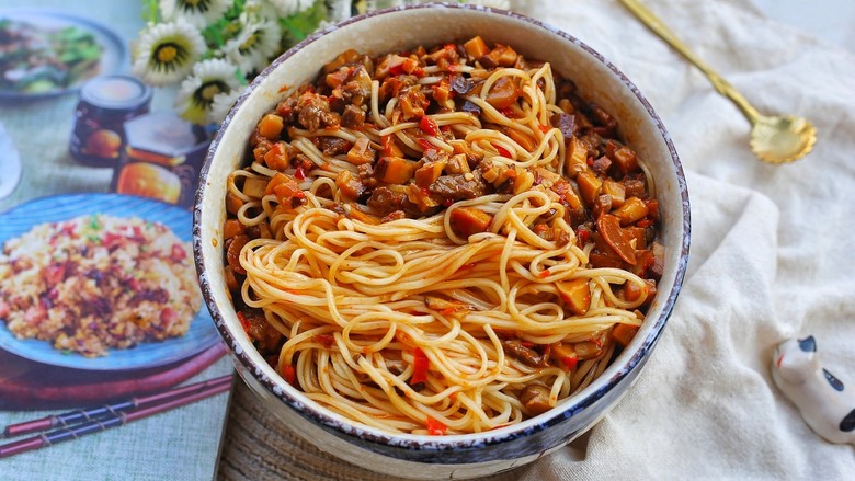 冬至美食香菇肉酱拌面