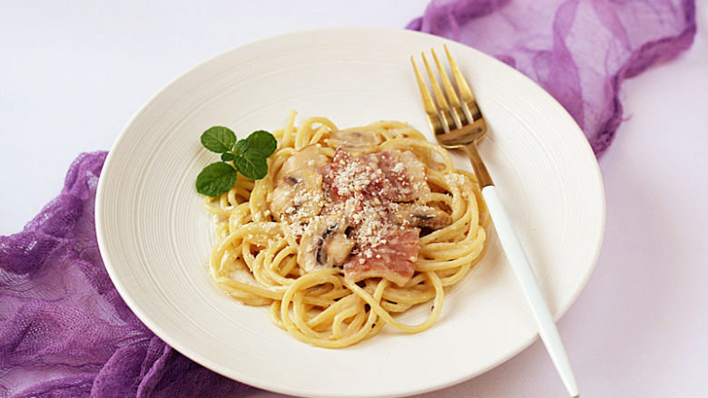 芝滋味浓滴培根蘑菇白酱意面