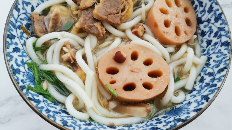 冬至美食黄芪党参芡实牛骨汤