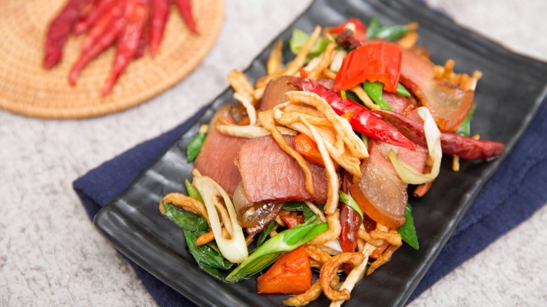 萝卜干炒腊肉经典不衰的腊味美食