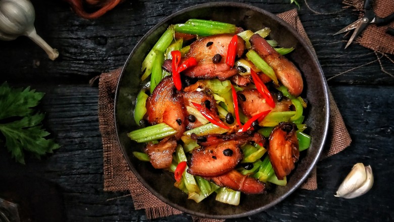 一菜二吃豉椒芹菜炒腊肉