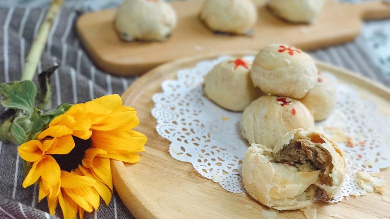 酥成渣的小龙虾月饼