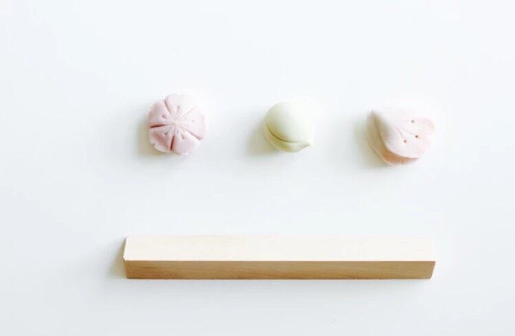 樱春日的樱花和菓子