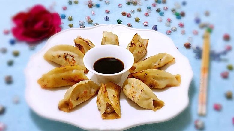 冬至美食韭菜猪肉锅贴