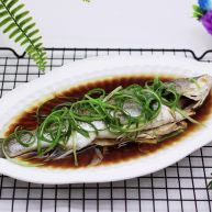 鲜美无比的粤式清蒸鲈鱼