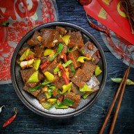 门迎百福香辣蒜苗炒焖子