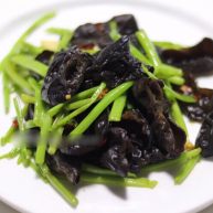 去油去腻—黑木耳炒空心菜