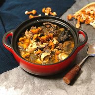 冬日滋补汤姬松茸炖乌鸡