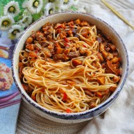 冬至美食香菇肉酱拌面