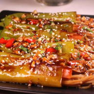 往青椒里塞入半斤金针菇这味道绝了