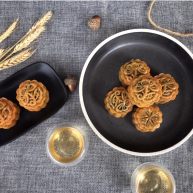 广式豆沙蛋黄月饼