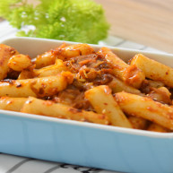 不寻常的年糕做法辣白菜炒年糕让你唇齿留香