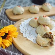 酥成渣的小龙虾月饼