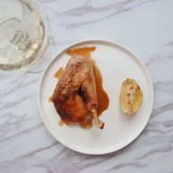 香烤全鸡搭配气泡甜葡萄酒