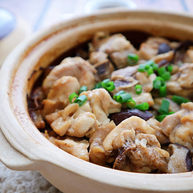 香菇滑鸡煲仔饭