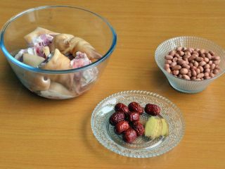 1、花生炖猪蹄,准备材料，猪蹄洗净，砍成小块。