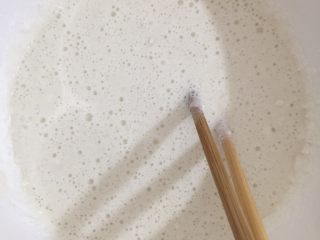 1、红豆薏米粗粮米糊软欧包,第一个步骤：先把麻薯制作好放凉，将除了黄油以外的材料混合均匀放进微波炉叮5-8分钟就可以了，或者放入蒸锅大火15分钟左右就行