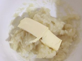 3、红豆薏米粗粮米糊软欧包,黄油不需要融化，带上手套将黄油揉至麻薯充分吸收，答应我一定要戴手套不然10克黄油被你手会全部吸走……