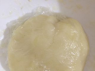 4、红豆薏米粗粮米糊软欧包,揉好的麻薯用保鲜膜贴面保存