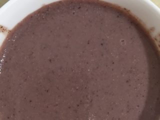 5、红豆薏米粗粮米糊软欧包,接下来开始揉面：因为天气冷了我室温只有8度左右所以我把液体都加热了