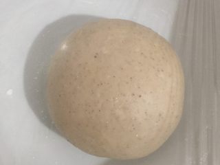12、红豆薏米粗粮米糊软欧包,滚圆收紧放入容器中盖上保鲜膜开始进行基础发酵，这次用的圆碗发酵的大小会更直观一点，我用的26度发酵的，我的是简易发酵箱请看下面????