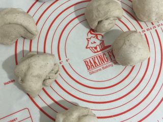 15、红豆薏米粗粮米糊软欧包,一发结束后倒出轻轻拍气分割，我面团一共499所以分成6份刚好金盘28×28