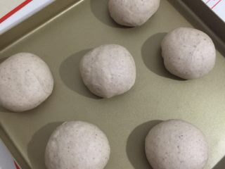 16、红豆薏米粗粮米糊软欧包,分割好的面团稍微滚圆放入发酵箱进行松弛，20分钟轻按表面如果稍微回弹可以取出室温松弛，因为要擀麻薯不然容易松弛过度