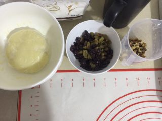 17、红豆薏米粗粮米糊软欧包,把夹馅材料准备好，我这次葡萄干用三水泡过了，也可以不用泡的毕竟麻薯也有湿气