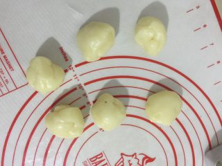 18、红豆薏米粗粮米糊软欧包,麻薯分割出来准备擀成牛舌状