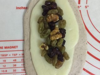 21、红豆薏米粗粮米糊软欧包,放入馅料，这个随便自己根据自己的口味来