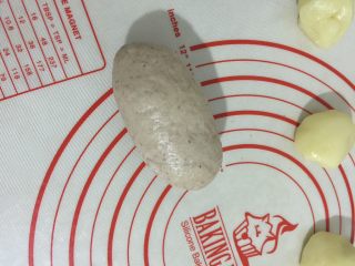 22、红豆薏米粗粮米糊软欧包,然后自上而下的卷下来，要卷进一点麻薯有湿气容易有空心，两端捏紧收口也要捏紧