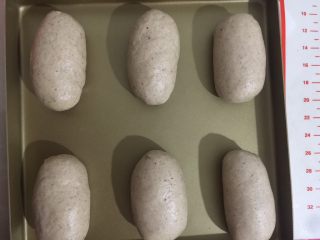 23、红豆薏米粗粮米糊软欧包,依次卷好放入烤盘中，准备开始二发，发酵温度36湿度85%