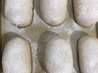 25、红豆薏米粗粮米糊软欧包,表面撒粉准备开始割包，割包刀某宝有，没有可以去超市买那种老式的刀片用一次性筷子自制