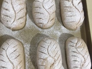 26、红豆薏米粗粮米糊软欧包,因为我很少割只会一种花纹，割包的技巧没什么就三个字：快准狠